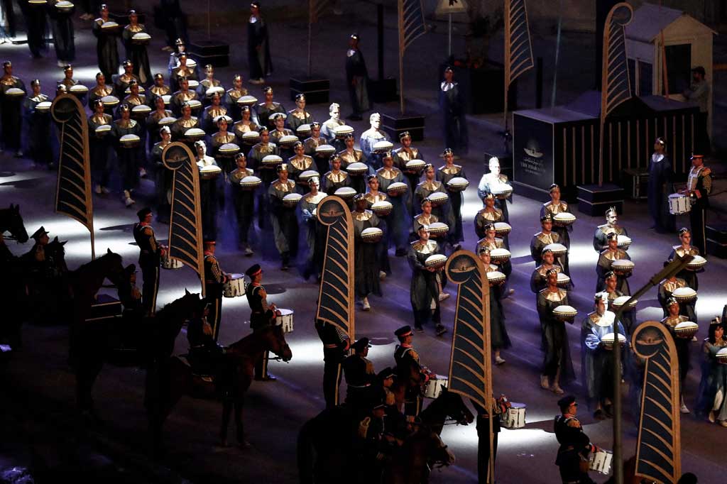 Pihak berwenang menutup jalan di sepanjang Sungai Nil untuk upacara, yang dirancang untuk membangkitkan minat pada koleksi barang antik Mesir yang kaya ketika pariwisata hampir seluruhnya terhenti karena pembatasan terkait covid-19.