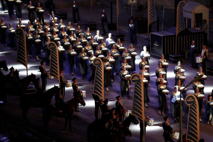 Pihak berwenang menutup jalan di sepanjang Sungai Nil untuk upacara, yang dirancang untuk membangkitkan minat pada koleksi barang antik Mesir yang kaya ketika pariwisata hampir seluruhnya terhenti karena pembatasan terkait covid-19.