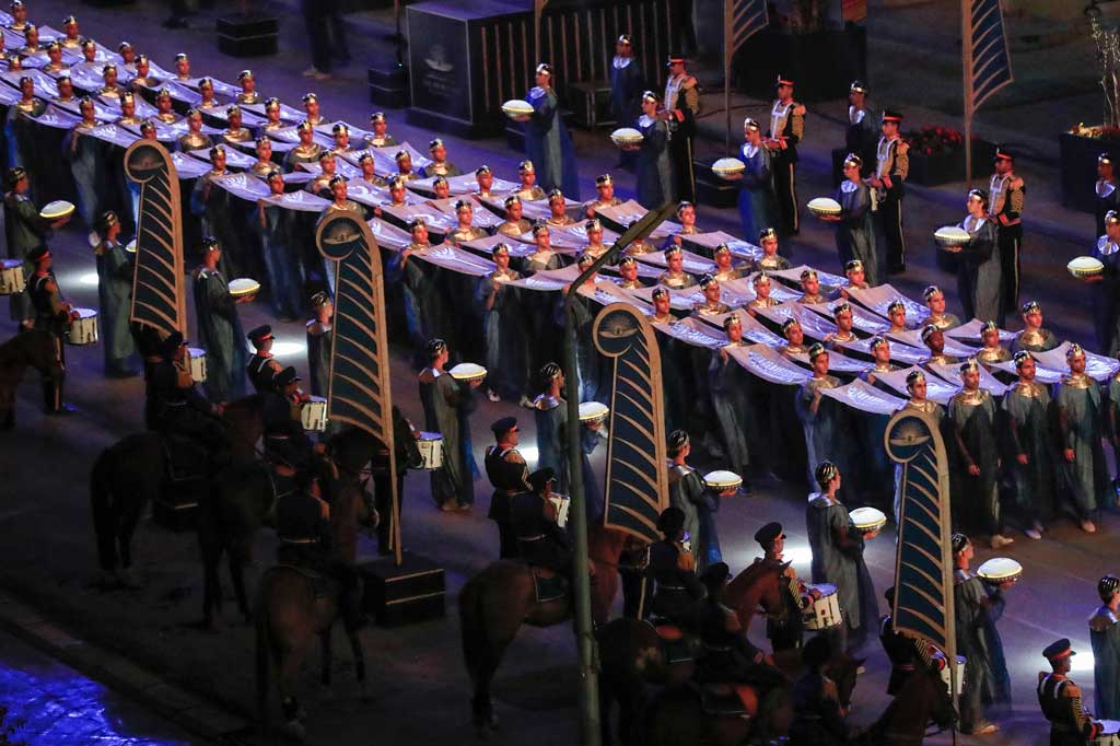 Saat mumi kerajaan tiba di museum, yang secara resmi diresmikan pada Sabtu, meriam menembakkan 21 senjata penghormatan.