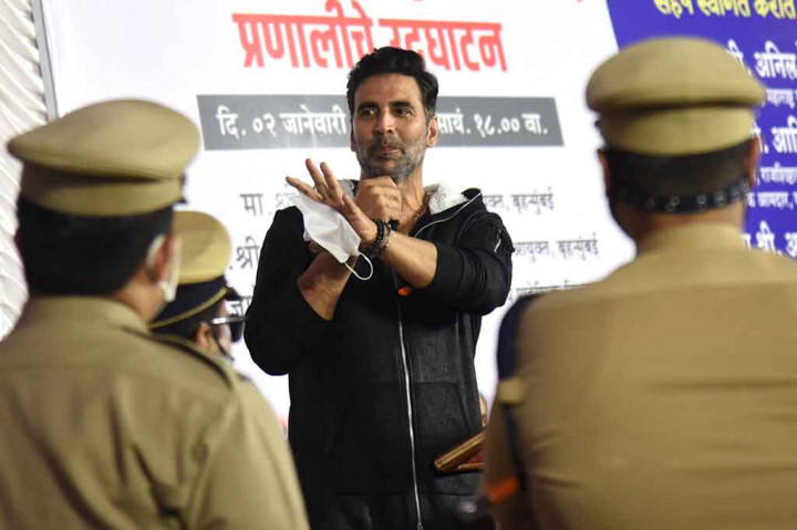 Dia tweeted bahwa dia sekarang tengah di karantina rumah dan telah mencari perawatan medis yang diperlukan.