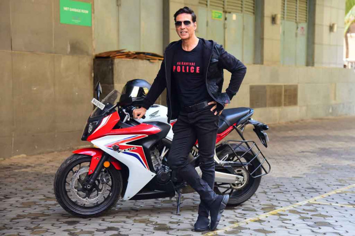 Kumar tahun lalu mengatakan bahwa dia minum urin sapi setiap hari agar tetap sehat - sebuah praktik yang diyakini sebagian umat Hindu memiliki manfaat medis, termasuk melawan virus korona.