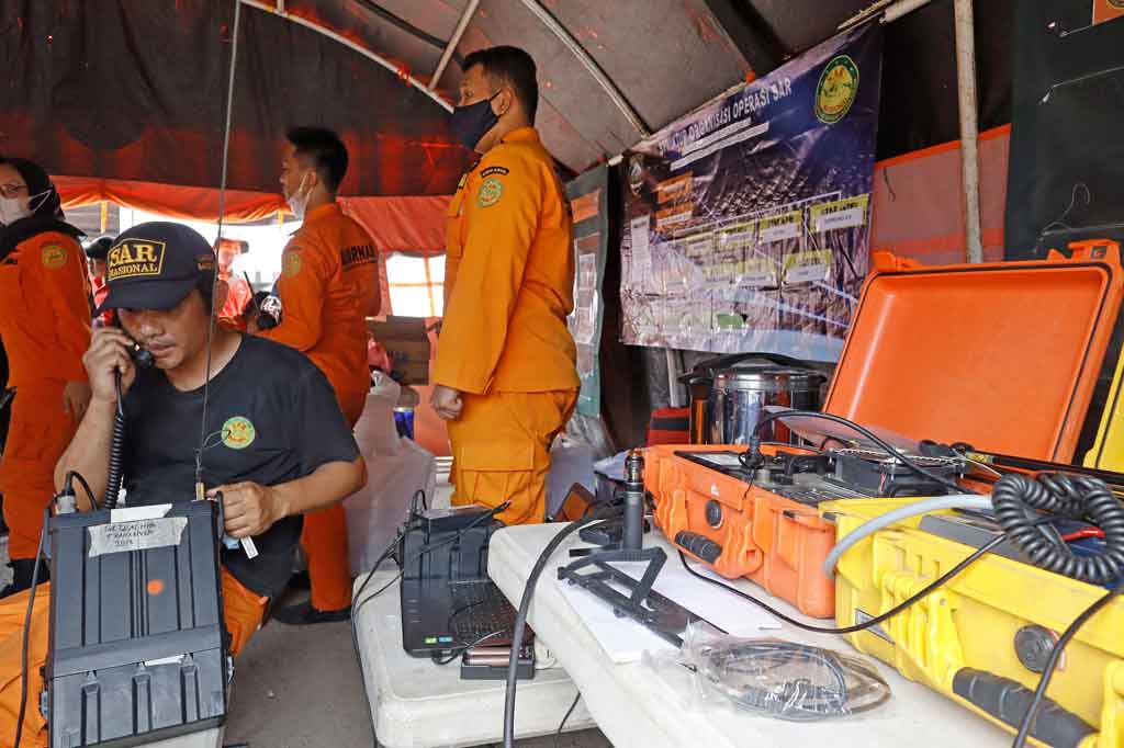 Kapal Nelayan Barokah Jaya pada Sabtu, 3 April sekitar pukul 16.45 WIB
bertabrakan dengan Kapal Habco Pioneer Sebanyak 32 anak buah kapal tenggelam, 15 orang selamat, dua orang ditemukan meninggal dan 15 dinyatakan hilang.