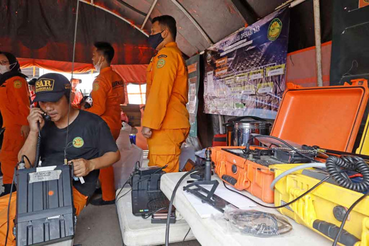 Kapal Nelayan Barokah Jaya pada Sabtu, 3 April sekitar pukul 16.45 WIB
bertabrakan dengan Kapal Habco Pioneer Sebanyak 32 anak buah kapal tenggelam, 15 orang selamat, dua orang ditemukan meninggal dan 15 dinyatakan hilang.