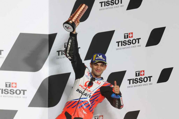 
Rookie asal Spanyol Jorge Martin, rekan setim Zarco, berada di urutan ketiga setelah memulai balapan dengan posisi terdepan.