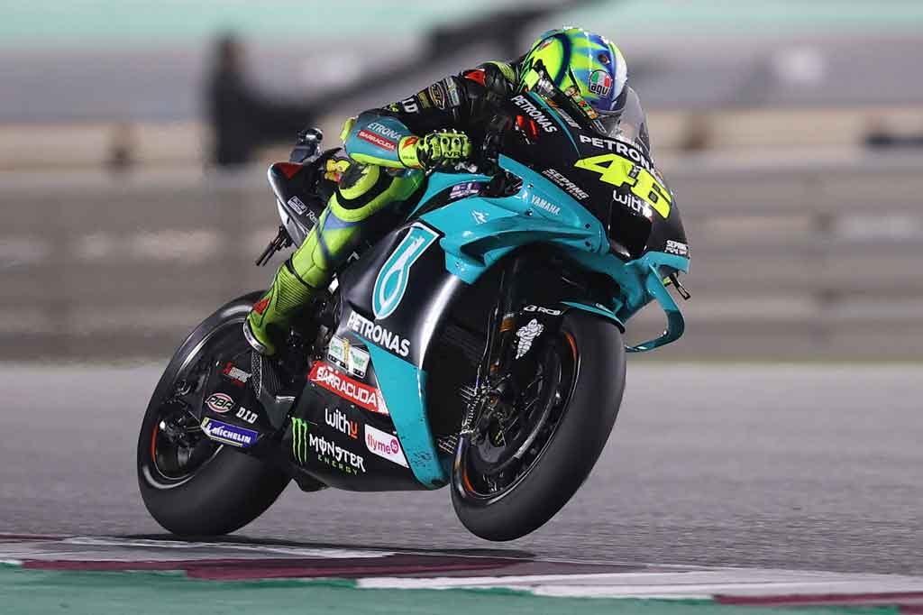 
Valentino Rossi dengan Yamaha-SRT, juara dunia tujuh kali MotoGP, berada di urutan ke-16 setelah start di posisi ke-21, performa kualifikasi terburuk pembalap Italia itu.