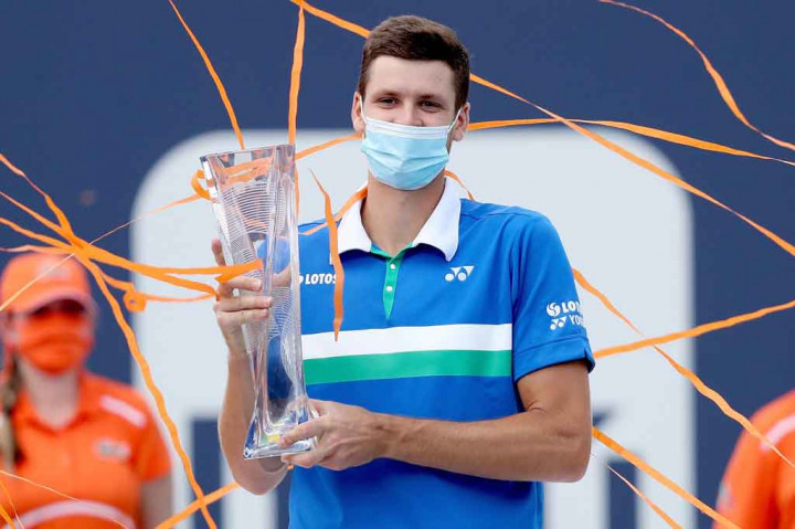 Hubert Hurkacz mengantongi gelar juara ATP Masters 1000 pertamanya setelah mengalahkan Jannik Sinner 7-6(4), 6-4 di babak final Miami Open 2021, Minggu, 4 April 2021 waktu setempat.