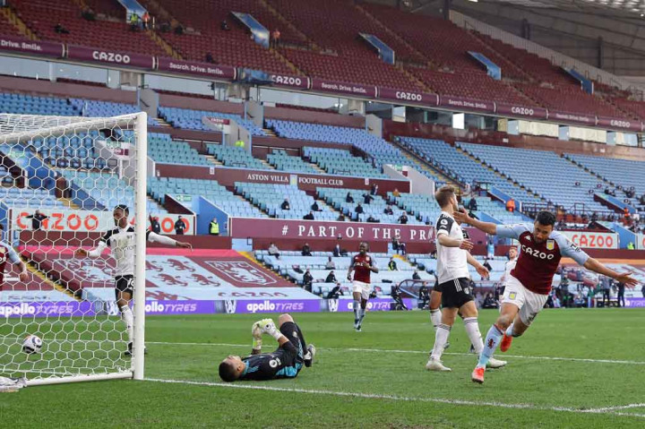 Tiga menit kemudian, Trezeguet mencetak gol keduanya demi membawa Villa berbalik memimpin 2-1 saat ia mengamankan bola liar yang lepas dari penguasaan bek Fulham Tosin Adarabioyo sebelum melepaskan tembakan menyilang ke pojok kiri bawah gawang.