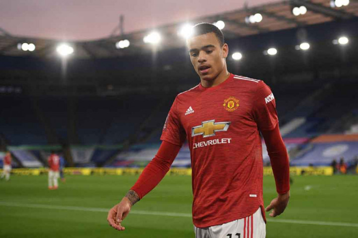 MU hampir membuka keunggulan saat laga baru berusia delapan menit saat umpan Bruno Fernandes berusaha diselesaikan oleh Mason Greenwood. Sayang tembakannya membentur tiang gawang.