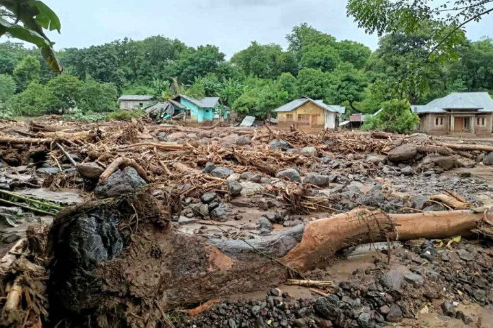 3 Berita Foto Terpopuler: Flores Timur Diterjang Banjir Bandang