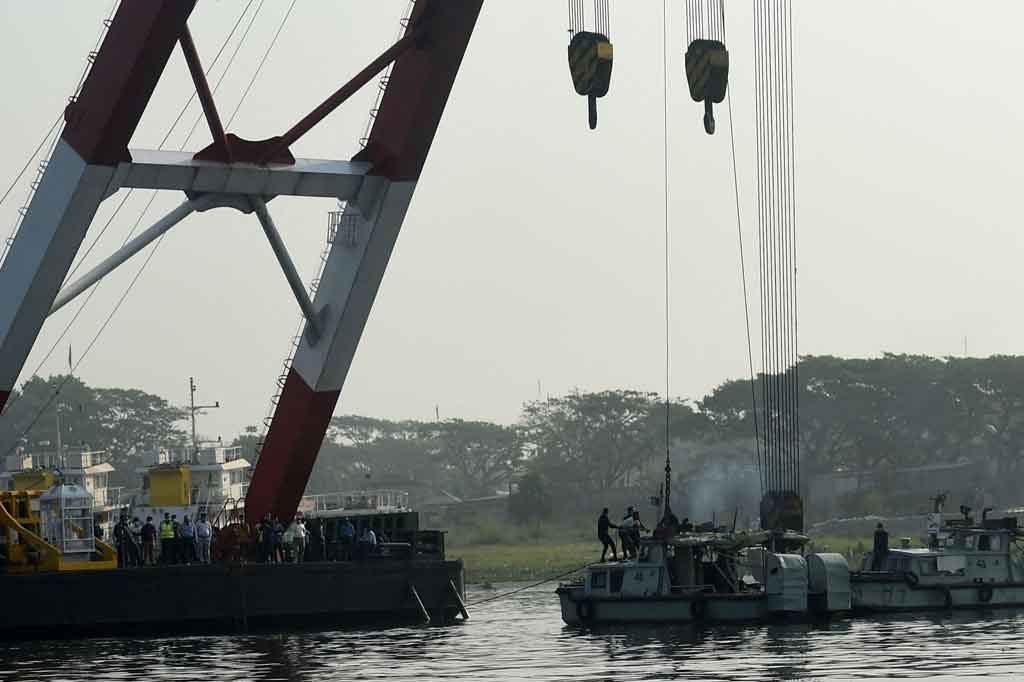 Sebuah kapal penyelamat berusaha mencari kapal feri yang tenggelam di Sungai Shitalakshya, Distrik Narayanganj, Bangladesh, pada Senin, 5 April 2021.