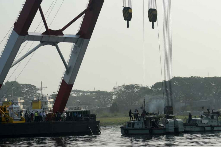 Sebuah kapal penyelamat berusaha mencari kapal feri yang tenggelam di Sungai Shitalakshya, Distrik Narayanganj, Bangladesh, pada Senin, 5 April 2021.