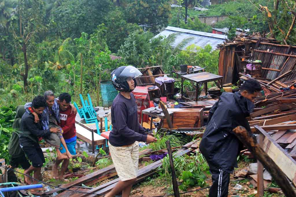 Ratusan rumah penduduk di Kota Kupang, Nusa Tenggara Timur rusak berat dan roboh akibat diterjang hujan lebat dan angin kencang berkecepatan 45 knot per jam yang bersumber dari siklon tropis seroja, pada Senin, 5 April 2021 dini hari. 