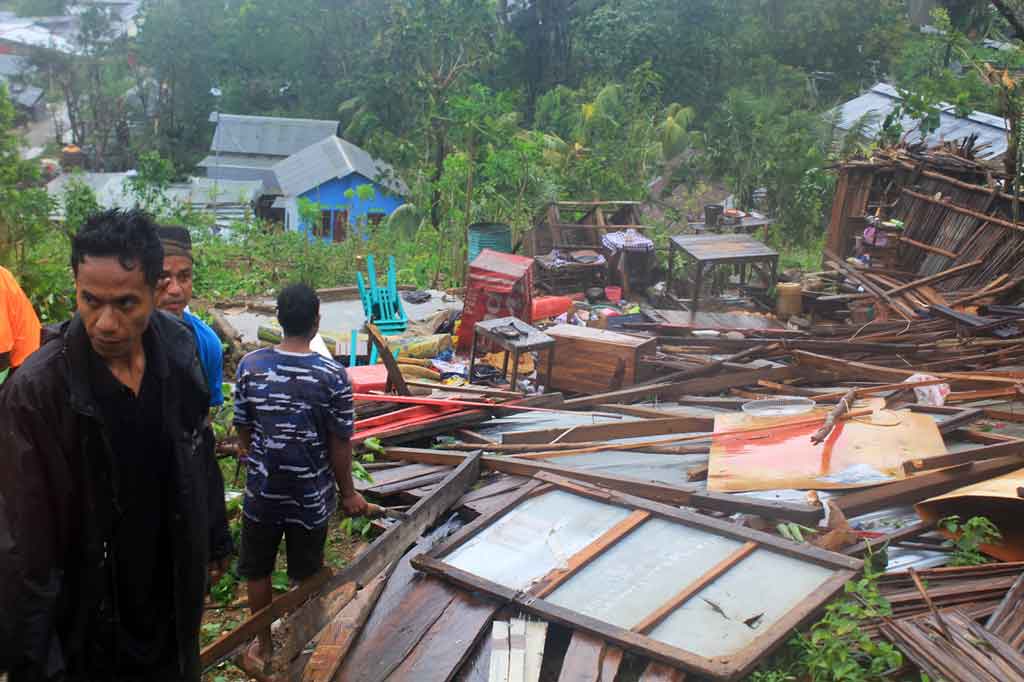 Aktivitas warga di Kupang Provinsi Nusa Tenggara Timur (NTT) lumpuh akibat angin kencang dan cuaca ekstrem yang melanda wilayah tersebut dampak dari siklon tropis Seroja sejak Senin, 5 April 2021 dini hari WIB.