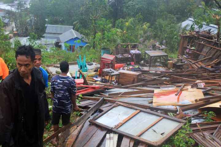 Aktivitas warga di Kupang Provinsi Nusa Tenggara Timur (NTT) lumpuh akibat angin kencang dan cuaca ekstrem yang melanda wilayah tersebut dampak dari siklon tropis Seroja sejak Senin, 5 April 2021 dini hari WIB.