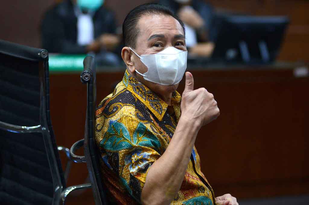 Terpidana kasus cessie Bank Bali Djoko Soegiarto Tjandra divonis 4,5 tahun penjara ditambah denda Rp100 juta subsider 6 bulan kurungan karena terbukti menyuap aparat penegak hukum dan melakukan pemufakatan jahat.