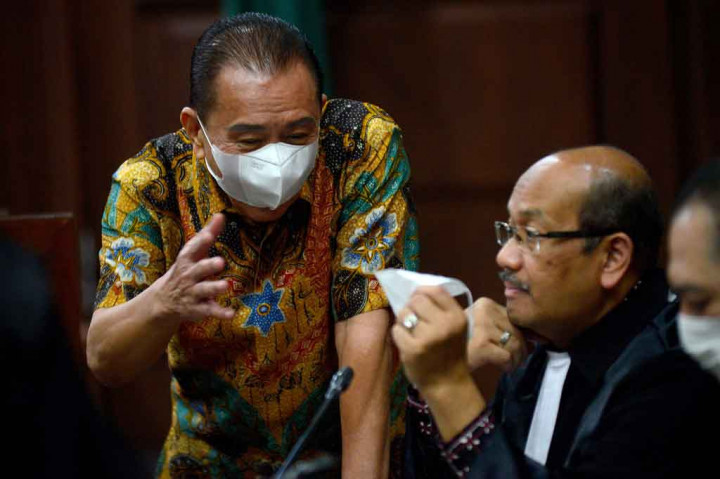 Vonis tersebut lebih berat dibanding tuntutan Jaksa Penuntut Umum (JPU) Kejaksaan Agung yang meminta agar Djoko Tjandra divonis 4 tahun penjara ditambah denda Rp100 juta subsider 6 bulan.