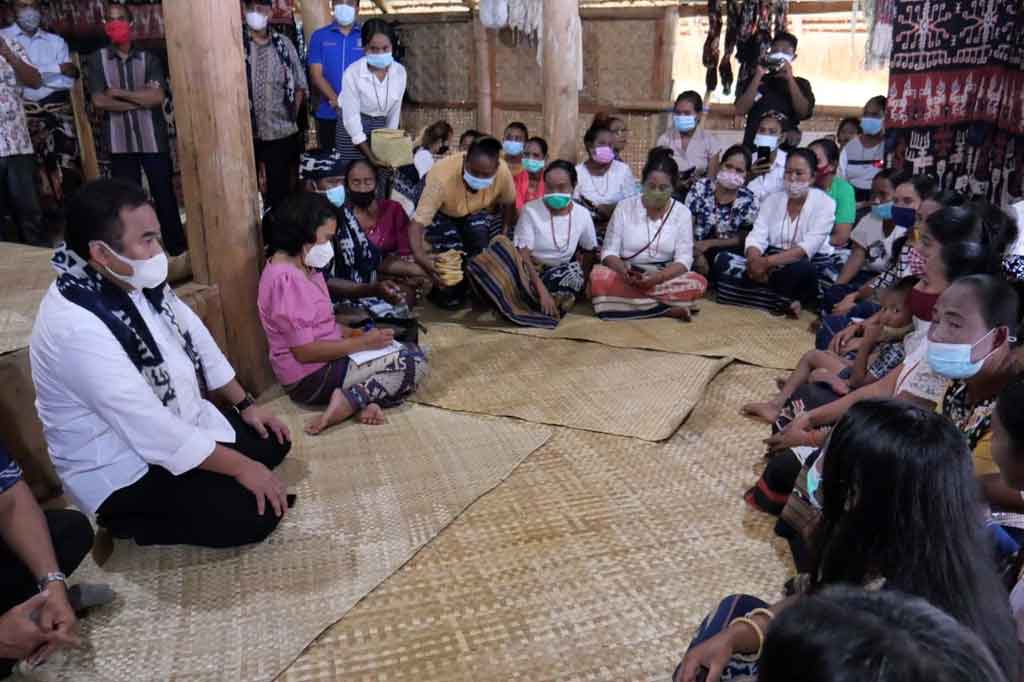 Selain itu, Gobel mengajak pengrajin untuk bersatu dalam wadah koperasi agar memudahkan pengadaan bahan baku benang dan pemasaran produknya. 