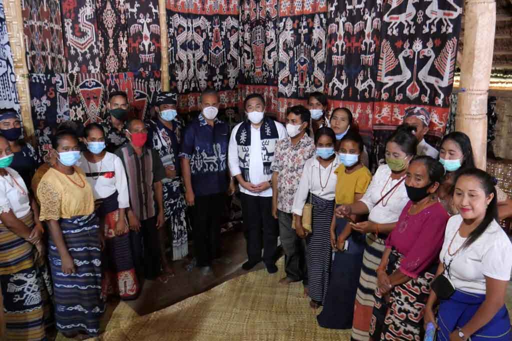 Satu tenun ikat Sumba bisa dibuat dalam waktu 6 bulan hingga 1,5 tahun. 