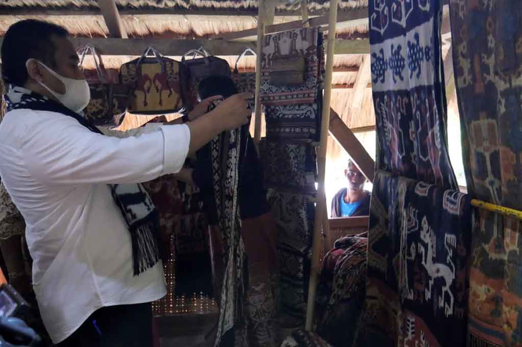 Tentang peniruan, Gobel mengajak untuk mempatenkan tenun ikat Sumba. 