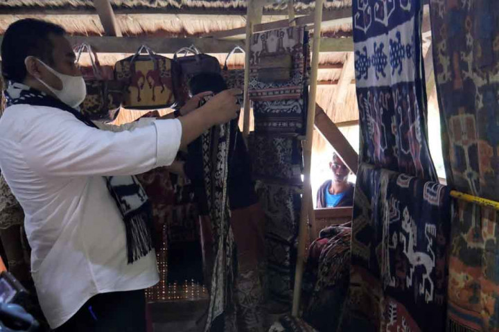 Tentang peniruan, Gobel mengajak untuk mempatenkan tenun ikat Sumba. 