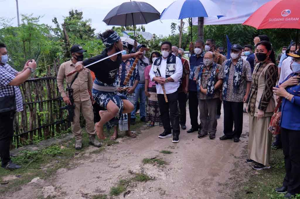 Wakil Ketua DPR Rachmat Gobel melakukan kunjungan kerja ke Pulau Sumba, Nusa Tenggara Timur, Minggu, 4 April 2021. Hari pertama ke Kabupaten Sumba Timur, selanjutnya ke Sumba Barat Daya. Di Sumba Timur Gobel melakukan dialog di kediaman bupati dan pengrajin tenun ikat Sumba.