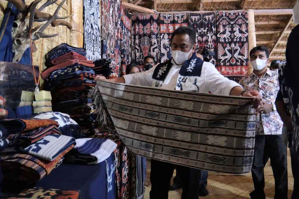 Saat berdialog dengan pengrajin di paguyuban pengrajin Galeri Atmala Kanatang, Gobel mendengarkan aspirasi mereka yang terkena dampak pandemi maupun kesulitan permodalan dan pemasaran serta peniruan tenun ikat Sumba dengan kualitas rendah dan menggunakan mesin.