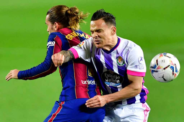 Kedua tim bermain terbuka sejak awal pertandingan yang digelar di Camp Nou.