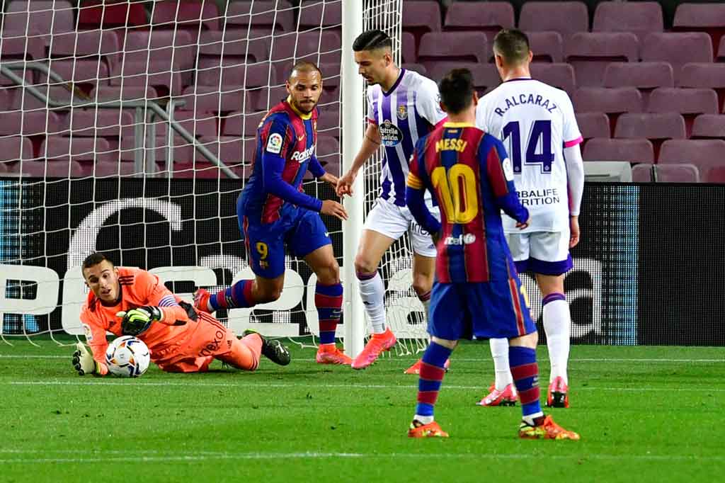 Peluang didapat tuan rumah, namun masih bisa diamankan kiper Valladolid Jordi Masip.