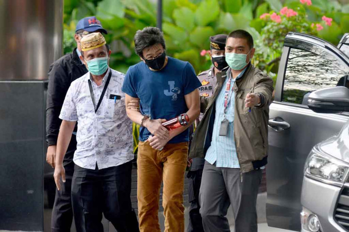 Komisi Pemberantasan Korupsi (KPK) menangkap tersangka pemilik perusahaan PT Borneo Lumbung Energi dan Metal (BLEM) Samin Tan (SMT) yang sebelumnya telah dimasukkan dalam status daaftar pencarian orang (DPO) sebagai buronan sejak 17 April 2020.