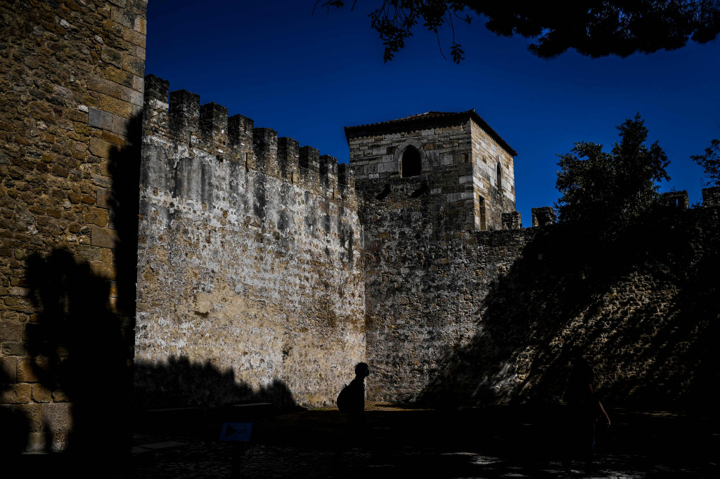 Seorang turis mengunjungi Kastil ao Jorgedi Lisbon saat pemerintah melonggarkan pembatasan virus korona.  