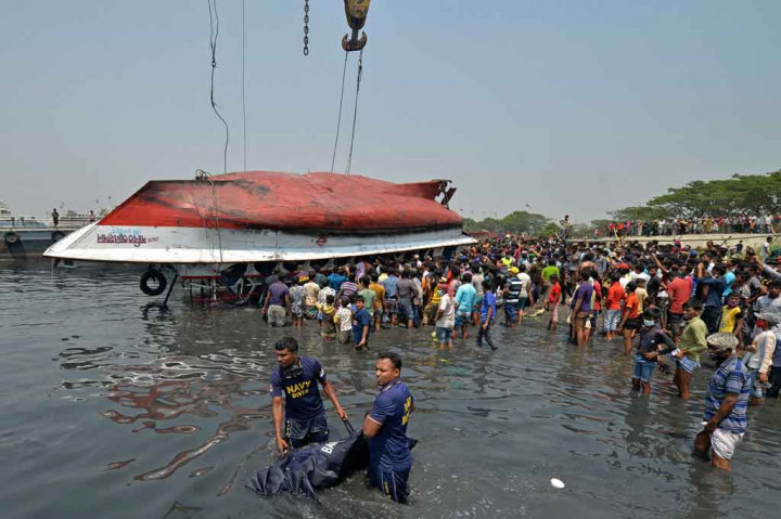 Sebuah feri berpenumpang 50 orang bertabrakan dengan sebuah kapal kargo dan tenggelam pada Minggu, 4 April 2021 di Sungai Shitalakhsya, selatan Ibu Kota Dhaka, menyebabkan sedikitnya 28 orang tewas dan beberapa lainnya belum ditemukan. Sebanyak 21 jenazah ditemukan pada Senin.