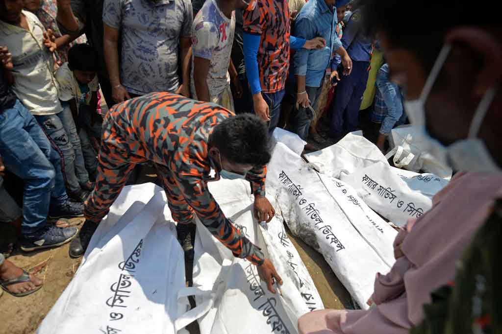 Kapal itu penuh dengan orang-orang yang bergegas meninggalkan kota setelah pemerintah mengumumkan penguncian nasional selama seminggu mulai Senin untuk mengatasi lonjakan kasus covid-19.
