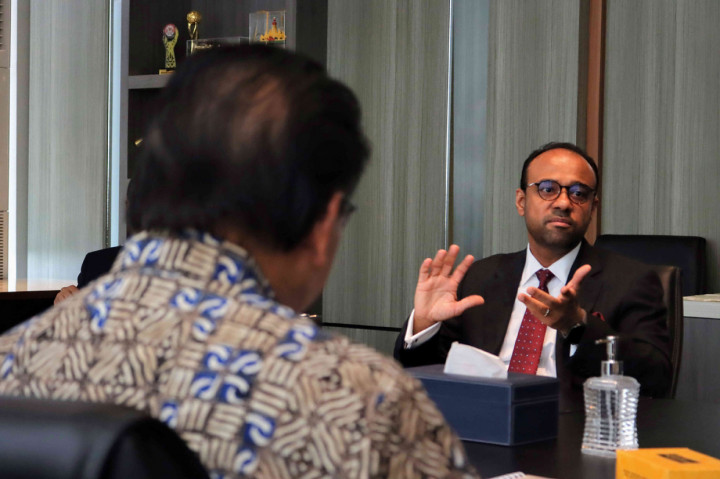 Duta Besar Uni Emirat Arab untuk Indonesia Abdullah Salem Obeid Al Dhaheri menyatakan akan mengupayakan partner bisnis yang tepat dengan Media Group. Ia pun menyatakan rasa bangganya dan berharap dapat membina hubungan yang lebih baik dengan Indonesia, serta memberikan manfaat untuk pemulihan ekonomi serta hubungan bilateral Indonesia dengan UEA.