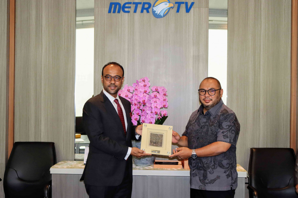 CEO Media Group Mohammad Mirdal Akib (kanan) bertukar cinderamata dengan Dubes Uni Emirat Arab (UEA) untuk Indonesia Abdulla Salem Al Dhaheri (kiri) saat kunjungan silaturahmi Dubes UEA di kompleks Media GROUP, Jakarta.