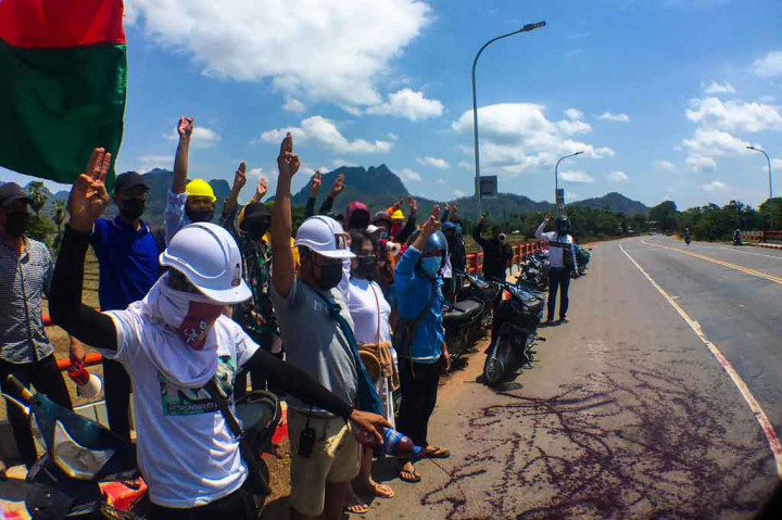 Aktivis Myanmar memoles jalan raya dengan cat merah untuk memprotes penumpasan berdarah junta terhadap protes, di Hpa-an, Karen, Selasa, 6 April 2021.