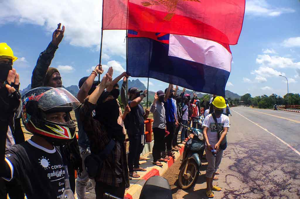 Di kota Hpa-an di negara bagian Karen timur, para pemuda menyemprotkan cat merah di jalan, memberikan penghormatan tiga jari yang dipinjam dari buku dan film 'Hunger Games' dan telah menjadi simbol gerakan tersebut.