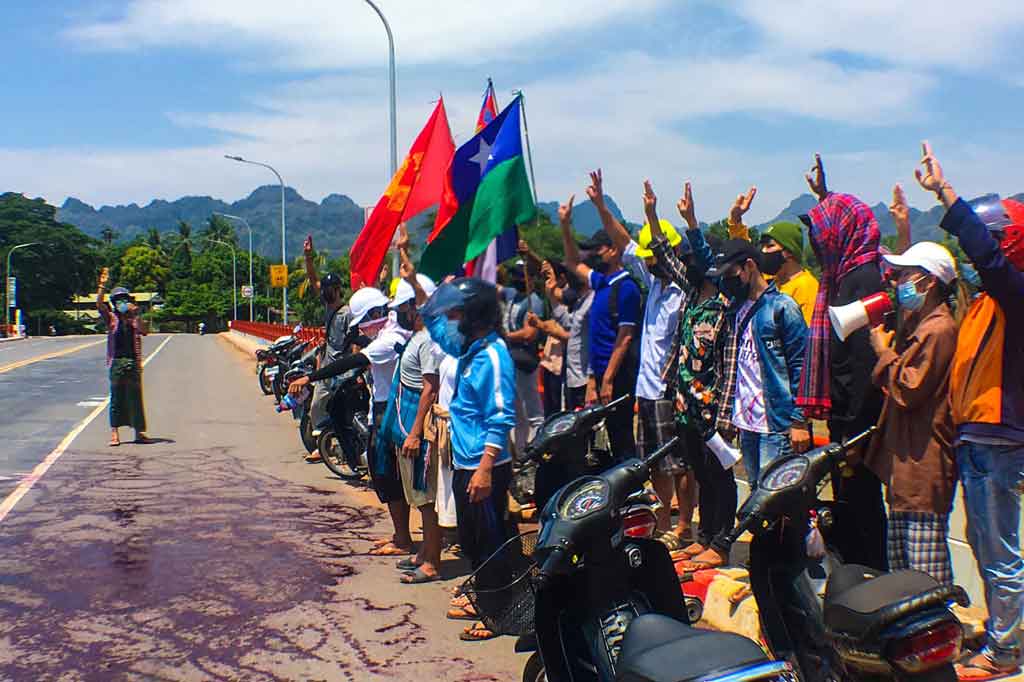 Di ibu kota komersial Yangon, orang-orang mengolesi cat merah dan sidik jari di halte bus dan trotoar sebagai protes atas kekerasan militer. Aksi yang disebut serangan pewarna berdarah adalah metode kreatif terbaru yang dipikirkan oleh para pengunjuk rasa untuk menyuarakan oposisi tanpa mengambil risiko ditembak atau ditangkap dengan berdemonstrasi secara langsung.