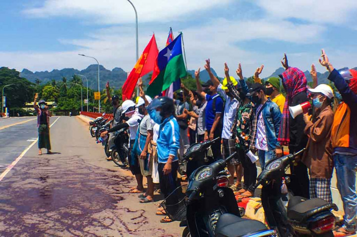 Di ibu kota komersial Yangon, orang-orang mengolesi cat merah dan sidik jari di halte bus dan trotoar sebagai protes atas kekerasan militer. Aksi yang disebut serangan pewarna berdarah adalah metode kreatif terbaru yang dipikirkan oleh para pengunjuk rasa untuk menyuarakan oposisi tanpa mengambil risiko ditembak atau ditangkap dengan berdemonstrasi secara langsung.