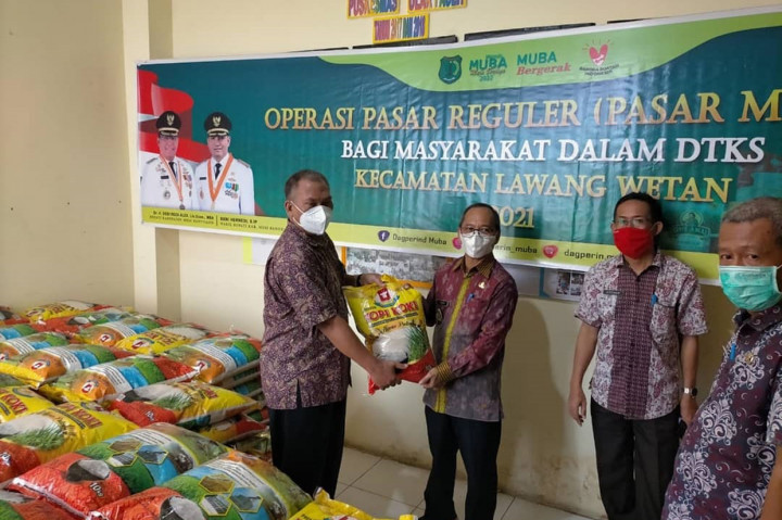 “Program subsidi bahan sembako dilaksanakan oleh Dinas Perdagangan Perindustrian Kabupaten Musi Banyuasin, untuk tahun 2021 ini mulai dilaksanakan perdana di Kecamatan Keluang dan Kecamatan Lawang Wetan dimana sasaran penerima subsidi sembako adalah masyarakat kategori kurang mampu/miskin yang terdaftar dalam DTKS,” ungkap Bupati Muba Dodi Reza Alex Noerdin.
