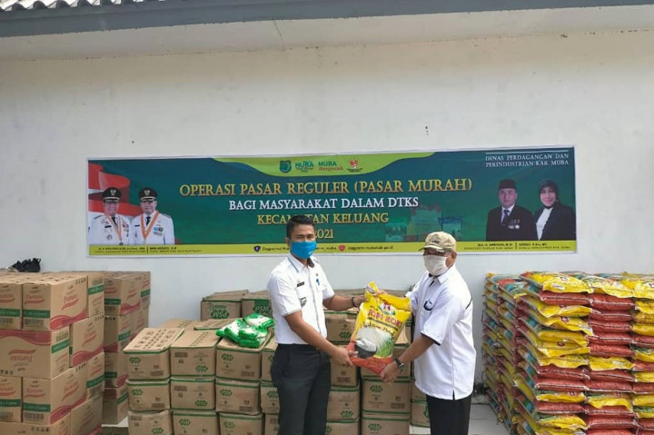 Dikatakan, subsidi sembako melalui kegiatan Pasar Murah untuk Kecamatan Lawang dilaksanakan 26 Maret 2021 dengan jumlah paket sebanyak 559 paket dimana untuk masing-masing paket yang diterima oleh masyarakat terdiri dari Beras Premium 10 kg, Gula 3 kg dan minyak goreng 3 liter. Sedangkan untuk Kecamatan Keluang sebanyak 730 paket dengan rincian yang sama.