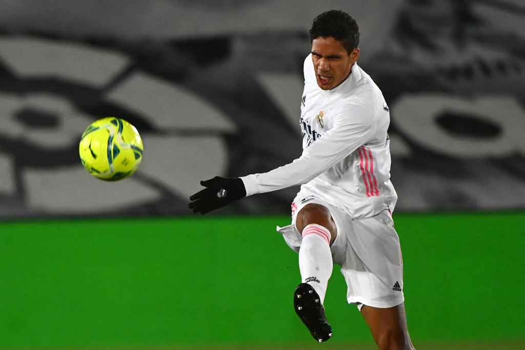 Absennya Varane membuat Los Blancos krisis pertahanan, karena mereka telah kehilangan Sergio Ramos yang mengalami cedera. Ramos cedera betis saat membela Timnas Spanyol pada laga kualifikasi Piala Dunia 2022.
