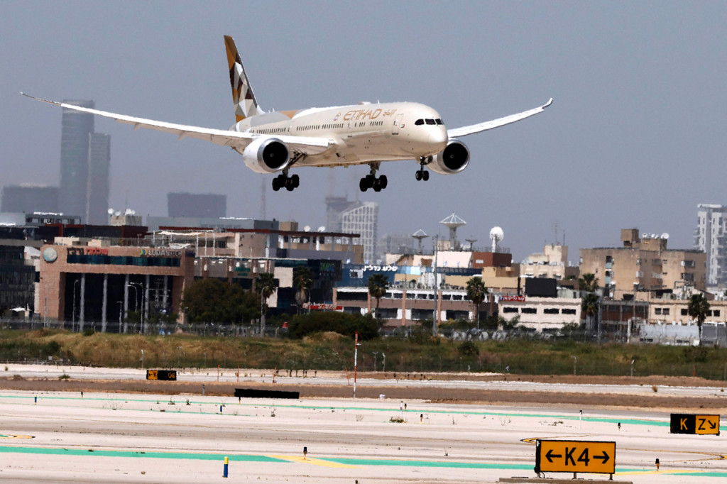 Maskapai penerbangan Abu Dhabi, Etihad Airways melakukan penerbangan komersial berjadwal pertama ke Israel, Selasa, 6 April 2021. Uni Emirat Arab (UAE) dan Israel menjalin hubungan resmi tahun lalu.