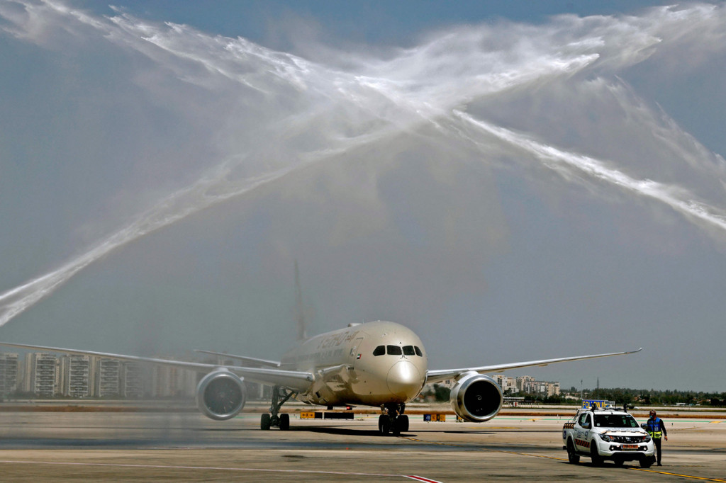 Pesawat mendarat di Bandara Ben Gurion dan diterima dengan salam meriam air tradisional, diikuti dengan penyambutan.