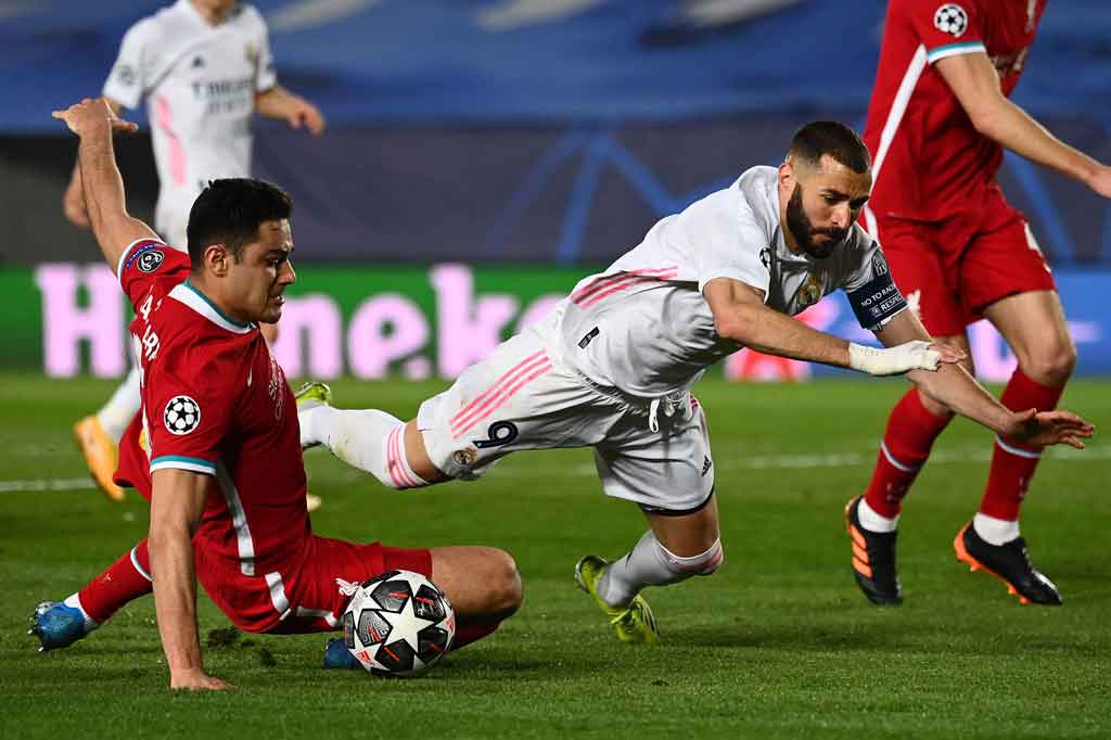Garis pertahanan tinggi yang diterapkan Liverpool begitu dieksploitasi oleh para pemain Real Madrid yang berkali-kali menimbulkan bahaya, bahkan memaksa Trent Alexander-Arnold dkk melakukan kesalahan di areanya sendiri.