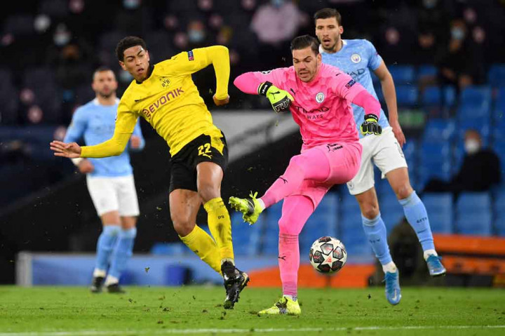 Kendati dalam posisi tidak diunggulkan, Dortmund menciptakan peluang lebih dulu saat laga baru berjalan tujuh menit saat Jude Bellingham memperdaya sejumlah pemain City. Sayang tembakan masih bisa diamankan kiper Ederson Moraes.