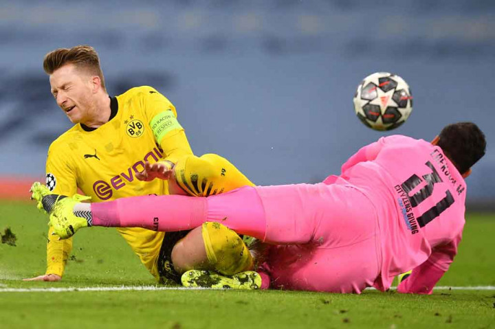 Lima menit berselang, Dortmund hampir membalas saat Ansgar Knauff memanfaatkan bola liar di pertahanan City menjadi umpan yang hampir dijangkau Marco Reus. Beruntung Ederson keluar dari sarangnya untuk menghalau bola.