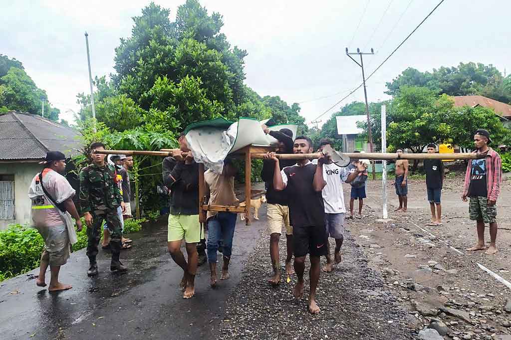 Setidaknya 128 orang meninggal dunia akibat bencana banjir dan tanah longsor di sejumlah wilayah di Provinsi Nusa Tenggara Timur, dampak cuaca ekstrem yang ditandai munculnya siklon tropis seroja.