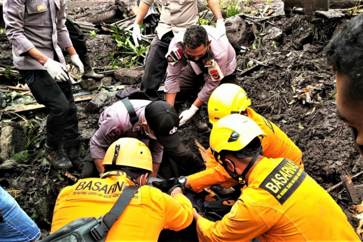 Tim SAR terus melakukan pencarian korba banjir bandang Adonara, Flores Timur, Nusa Tenggara Timur. Hari ini, Selasa, 6 April 2021, Tim SAR menemukan delapan korban tewas yang merupakan warga Desa Nele Lamadiken, Kecamatan Ile Boleng, Kabupaten Flores Timur, Nusa Tenggara Timur.