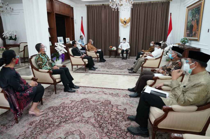 Wapres Ma'ruf Amin berbincang-bincang dengan Pimpinan Media Group News (MGN) di Rumah Dinas Wapres, Jalan Pangeran Diponegoro, Nomor 02, Menteng, Jakarta Pusat, Rabu, 7 April 2021.