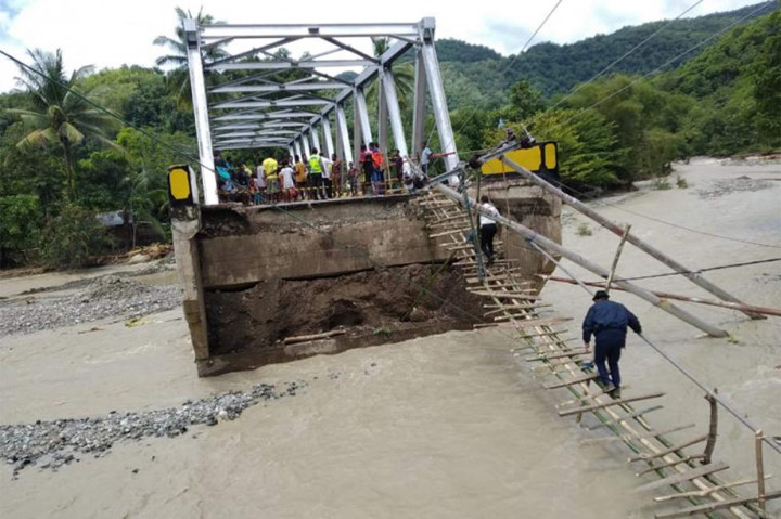Doni juga mengungkap kendala petugas dalam melakukan evakuasi. Dia menyebut alat berat sudah ada tapi masih sulit masuk ke lokasi karena sisa-sisa banjir bandang.